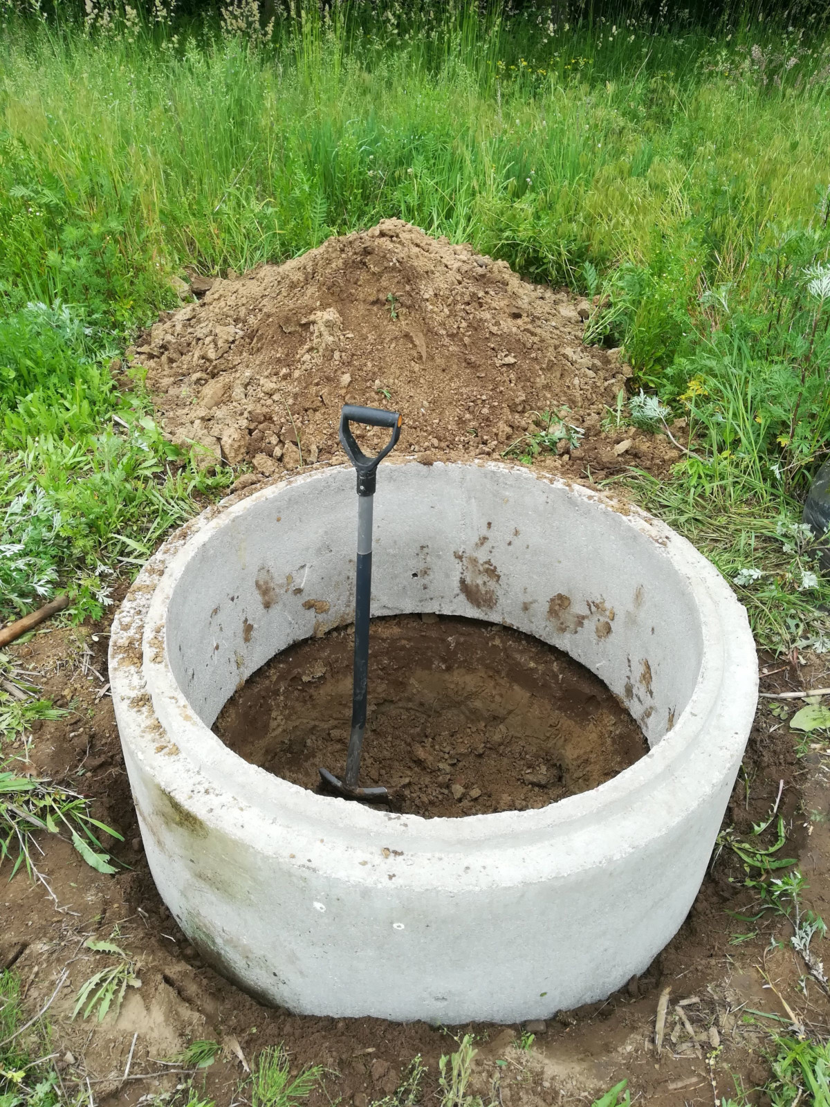 podkopywanie pierwszego kręgu betonowego