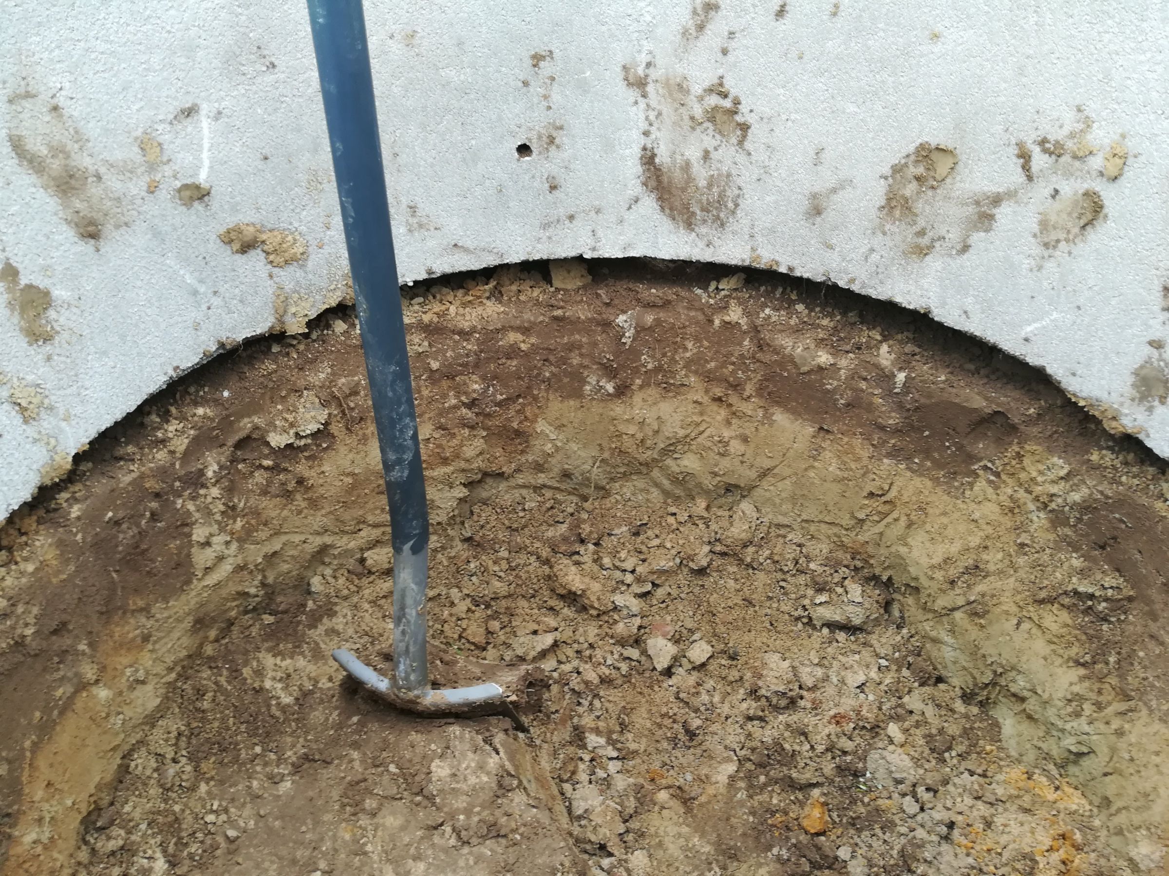 lustro wody w studni